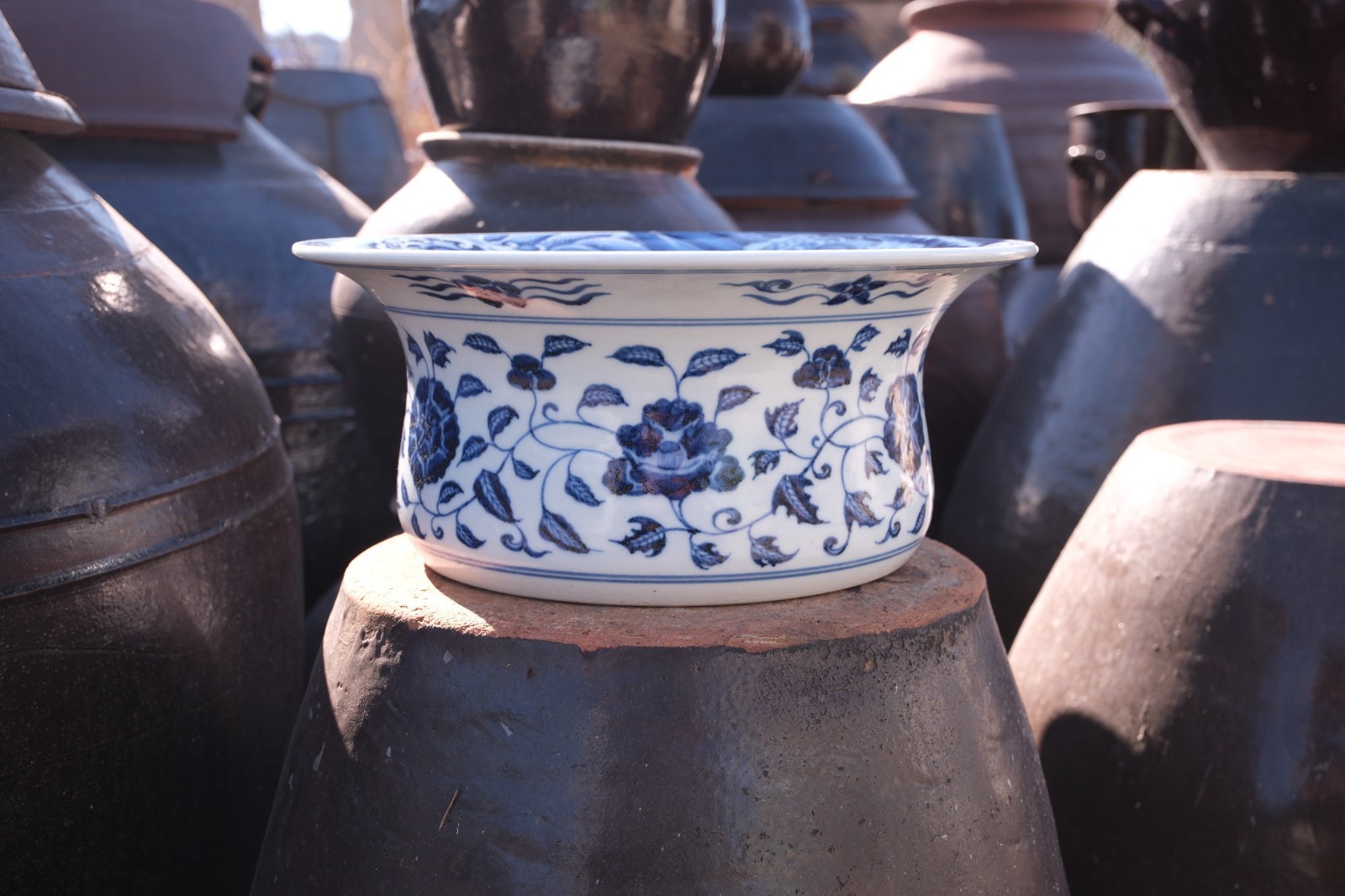 A0055. Blue and White 'Interlocking Floral' Folded-Rim Washer