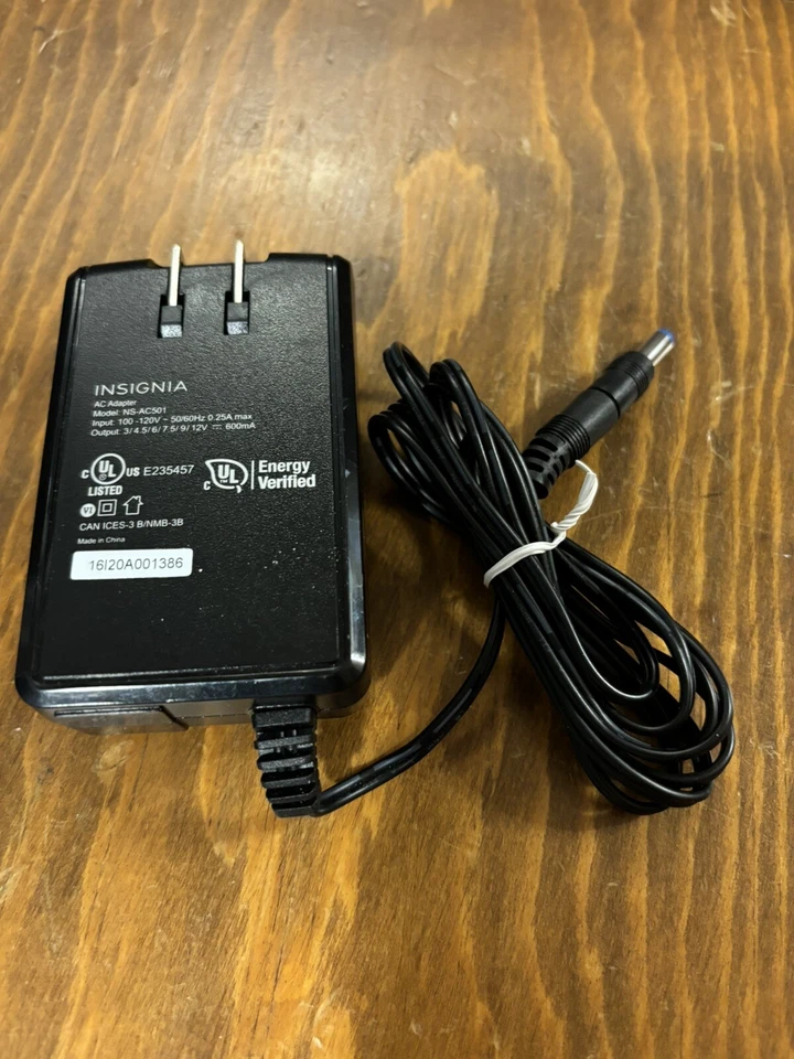 Insignia AC to DC Power Adapter with 7 Connector Tips NS-AC501 600mA max output - Image 2 of 2