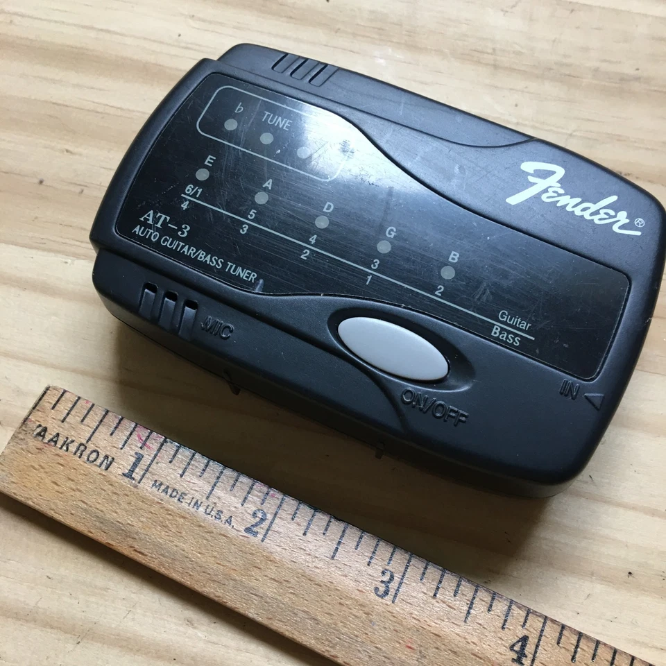 Sintonizador automático de guitarra y bajo Fender AT-3 viene con batería Foto 3 de 3
