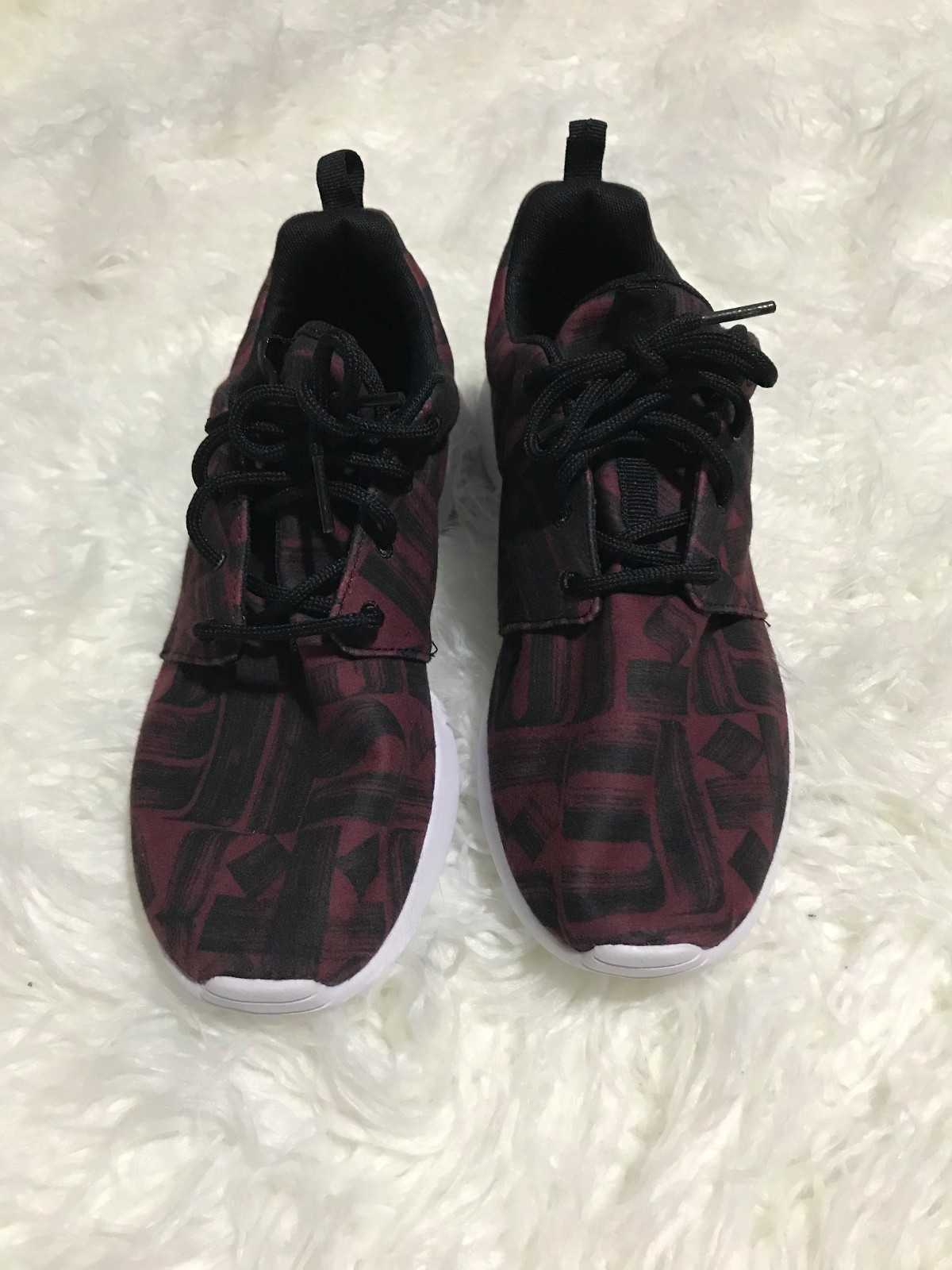 New Nike Women Roshe One Print Burgundy Black Shoe 7.5 Felt Geometric Running New Nike Women Roshe One Print Burgundy Black Shoe 7.5 Felt Geometric Running