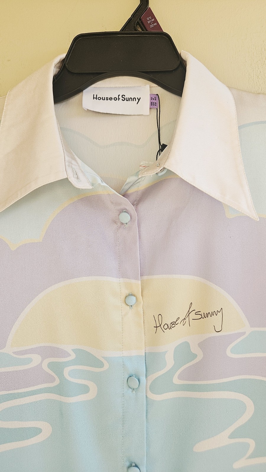 House of Sunny Daytripper Satin Graphic Button Front Shirt Top 8 ( Medium ) NEW 