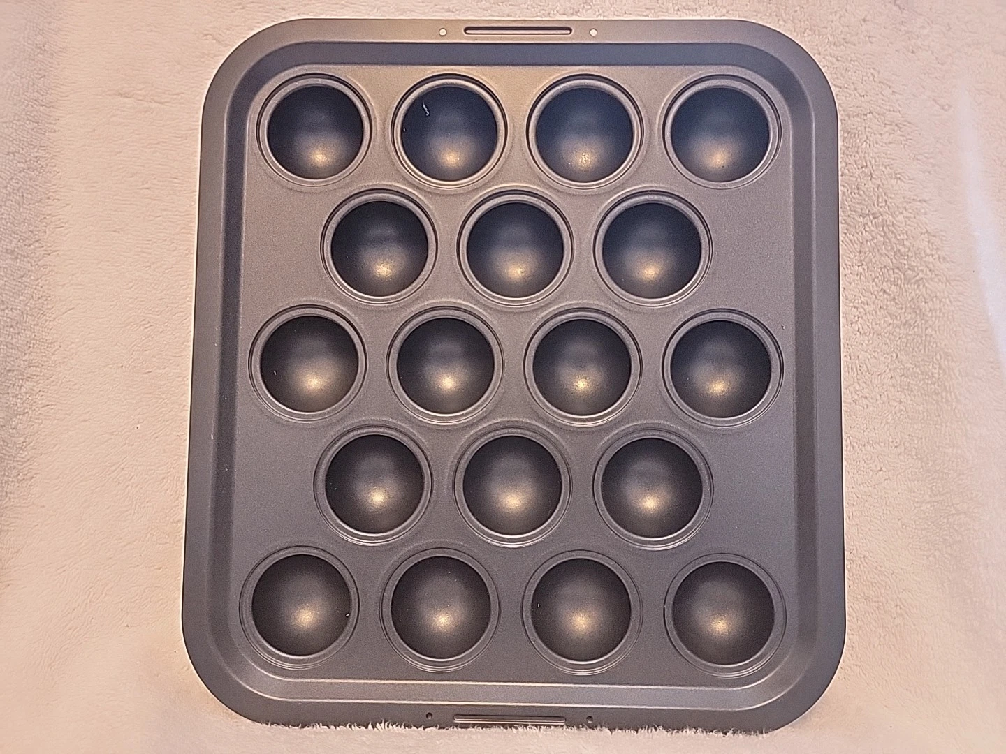 Chicago Metallic 45195 Mini Muffin Pan,18 Moulds