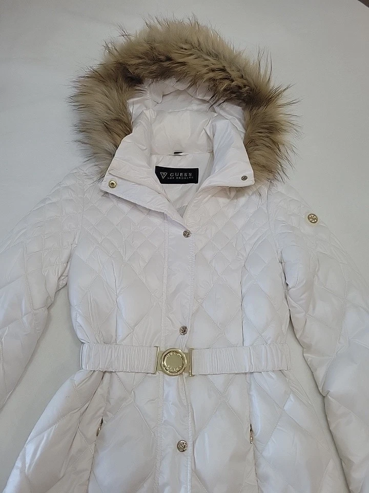 Chaqueta acolchada con capucha y ribete de piel sintética blanca pequeña Guess para mujer Foto 3 de 4