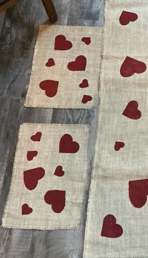 Juego de 4 corazones rojos estampados de San Valentín en tela de arpillera natural Foto 4 de 4