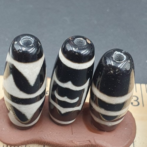 N#342 Himalayan Indo Tibetan rare Patterns Dzi Amulet Bead Lot 3 Beads - Picture 3 of 5
