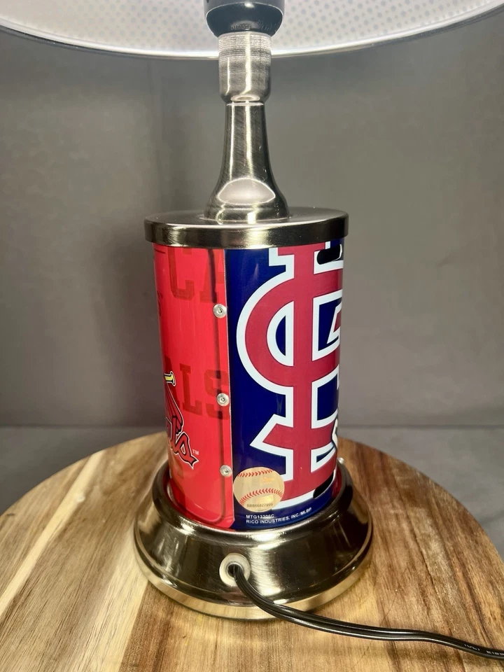 Lámpara de mesa hecha a mano con matrícula de metal de los Cardenales de San Luis MLB - Excelente forma Foto 4 de 4
