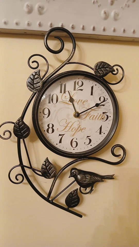 Reloj Love Faith Hope con pájaro. Acento de metal funciona con pilas ¡Funciona muy bien! Foto 2 de 4