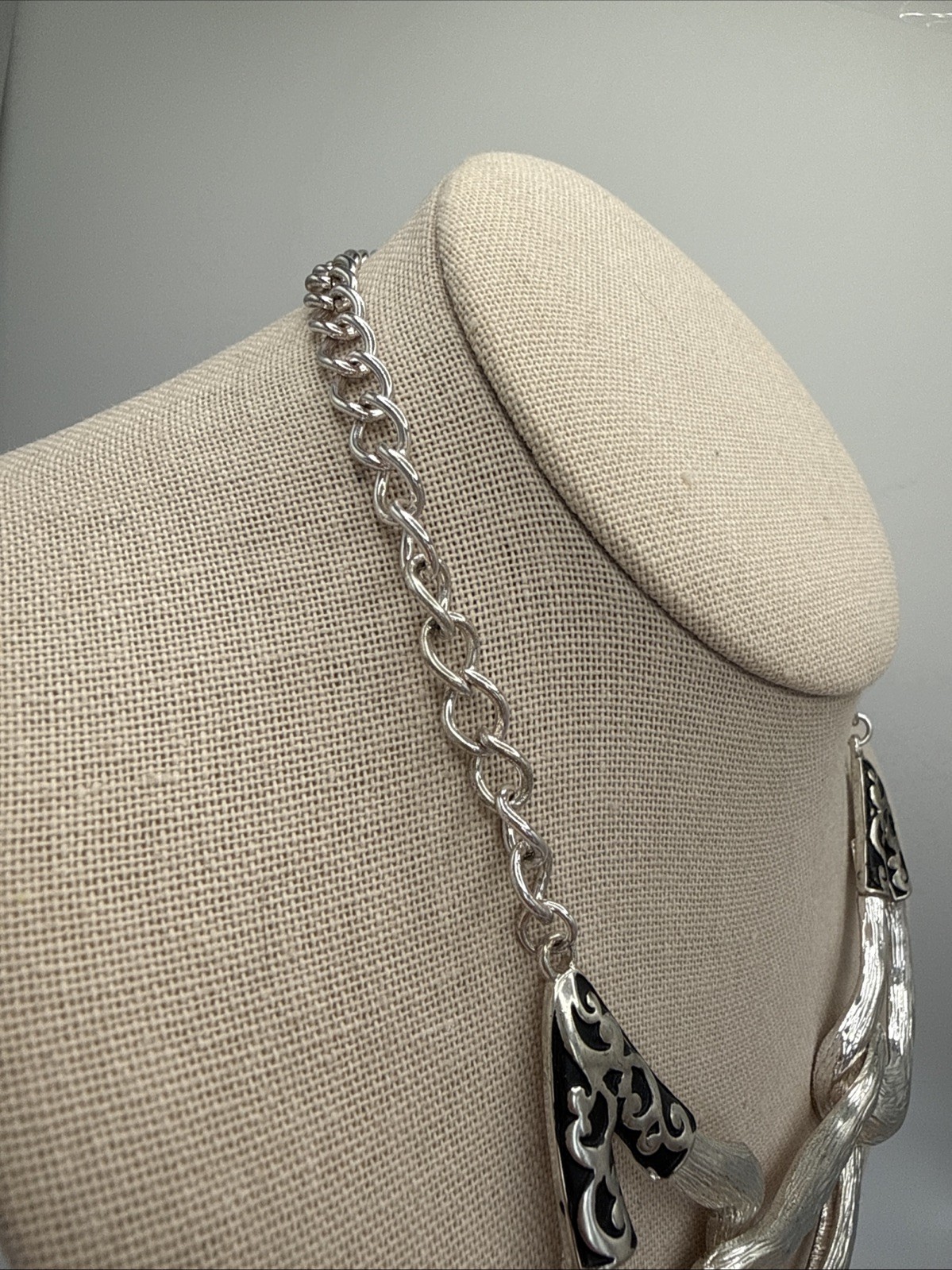 Silver Tone Textured Interlocking Ring Collar Cha… - image 4