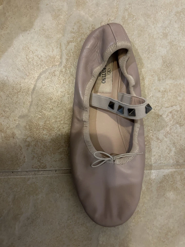 Bailarina de cuero plana Valentino Rockstud, cuero rosa Foto 2 de 4