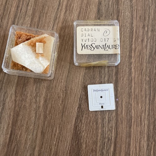 Quadrante Yves Saint Laurent 20*20mm YV 100 017 GM nuovo autentico - Foto 1 di 5