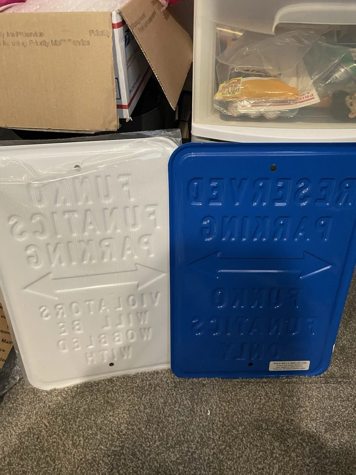 Muy Raro 2 Letreros de Estacionamiento Funko de Metal Funáticos Estacionamiento y Estacionamiento Reservado Lg Foto 4 de 4