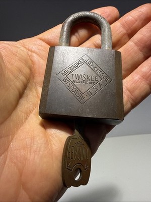Vintage MILWAUKEE LOCK & MFG CO. TWISKEE Padlock w/ Key Works RARE*