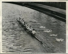 1933 Press Photo Cambridge crew working out on River Cam in England