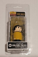 PIN MATE STAR TREK, DREWNIANA FIGURKA PORUCZNIKA HIKARU SULU, 06, NOWA W OPAKOWANIU!.