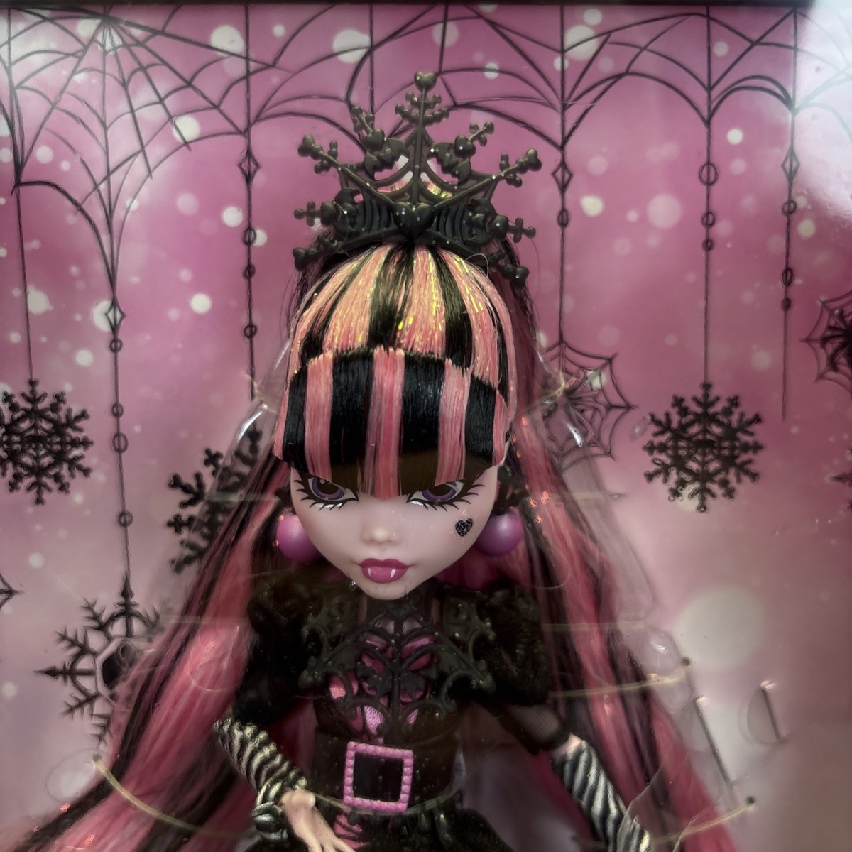 モンスターハイ　Howliday Winter Edition ドラキュローラ Monster High Howliday Winter Edition Draculaura Doll G1