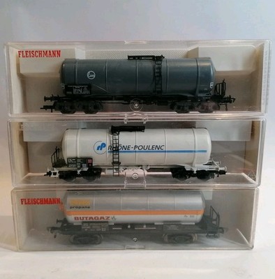 3 x Fleischmann Spur HO Kesselwagen. In Etuis Nr's 5475, 5470F, 5495 