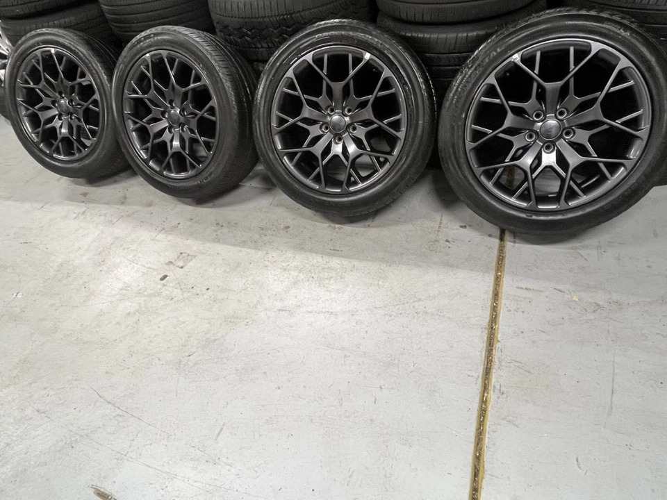 RUEDAS Y NEUMÁTICOS DE GRAFITO OSCURO 21" OEM JEEP GRAND CHEROKEE L Summit 21" usados. Foto 3 de 4