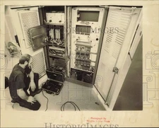 1981 Press Photo Technician working on a main computer - lrb26212