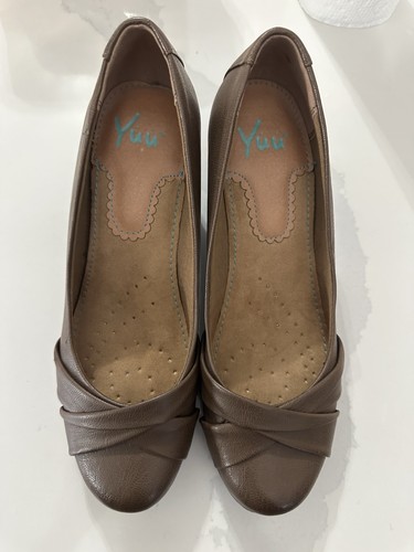 YUU Women's Wedge Shoe Brown Size 9.5 M - Picture 1 of 6