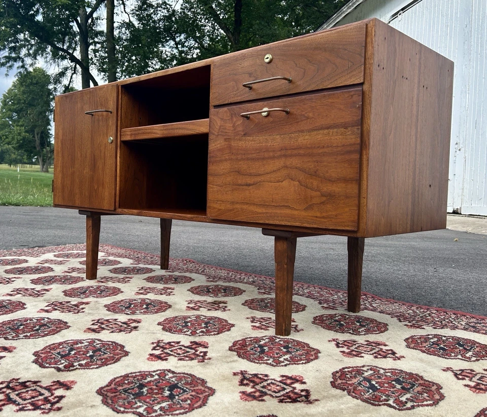 Gabinete de medios/credenza de nogal Jens Risom moderno de mediados de siglo TARIFAS DE ENVÍO N DSCRIPT Foto 3 de 4