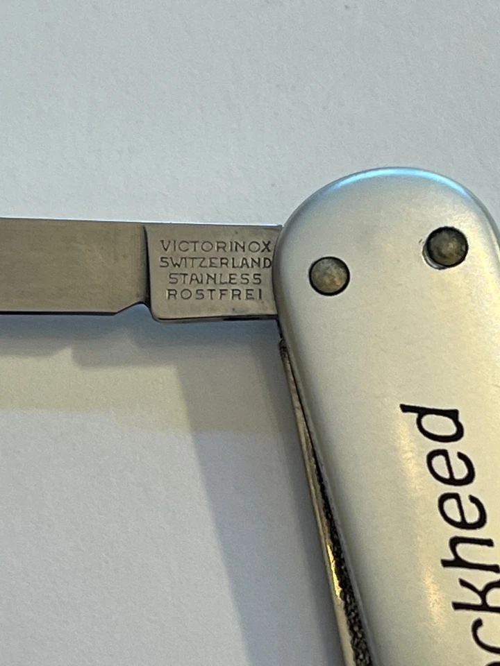 Navaja suiza de acero inoxidable Victorinox con logotipo vintage Lockheed RARA - 3 herramientas - perfecta Foto 3 de 4