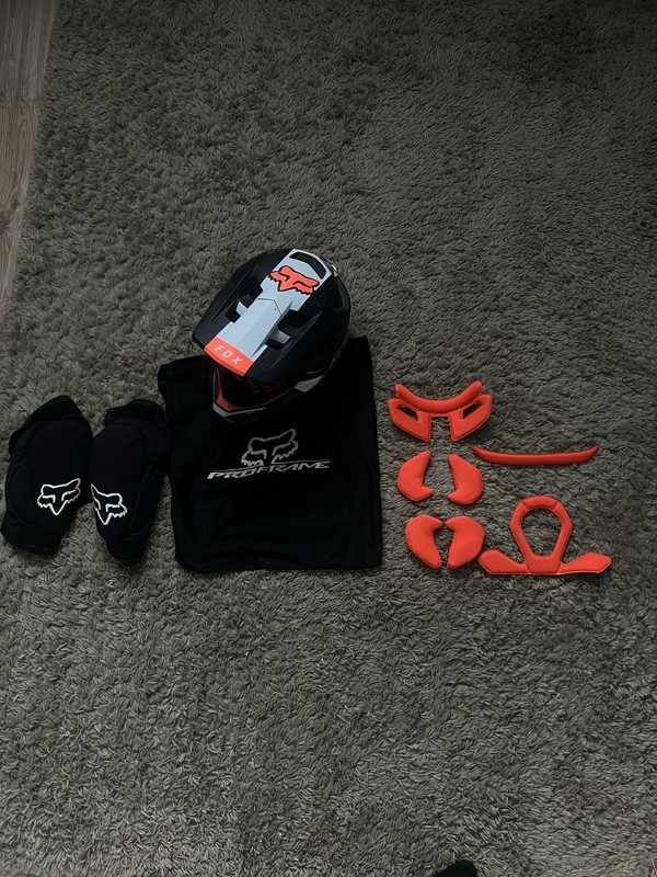 fox proframe helmet + knee pads