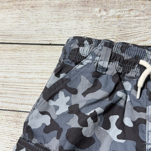 Completo mimetico bambino taglia 5T. Nuovo con etichetta! Pantaloncini cargo mimetici grigi, maglietta arancione bruciato - Foto 7 di 10