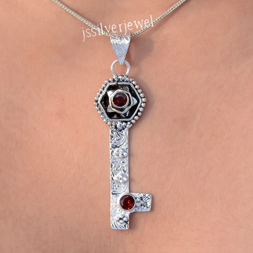 Pendentif Clé De Montre Vintage - Rouge, 3,80 Grammes, 3,20 Cm, Occasion Avec Usure Du Temps