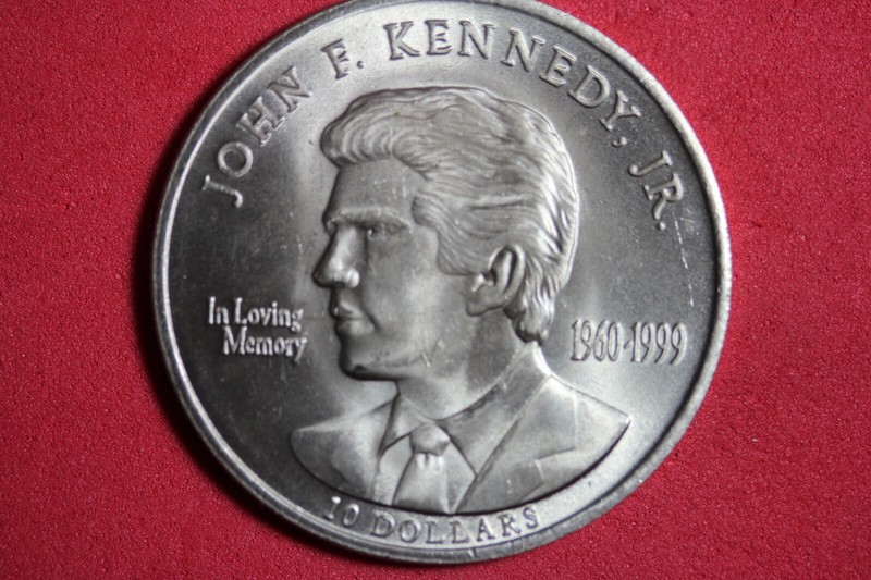 JOHN F. KENNEDY JR. 1960-1999 $10 DOLLAR COIN REPUBLIC OF LIBERIA #K39696