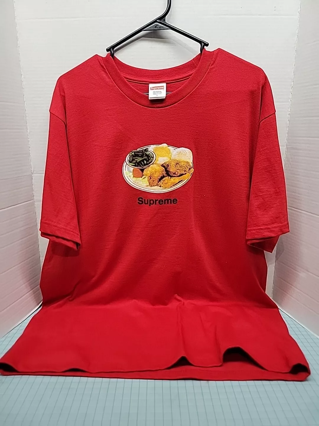 RARE T shirt graphique double étiquette Supreme SS18 poulet dîner rouge   Taille L