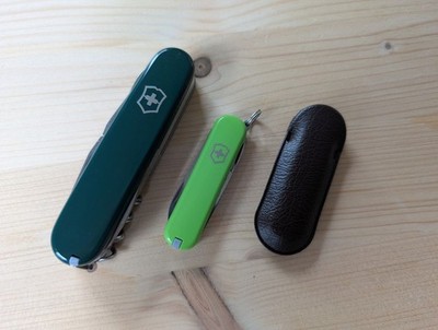 Victorinox Mountaineer mit grünen PLUS-Schalen (unbenutzt) + Classic hellgrün