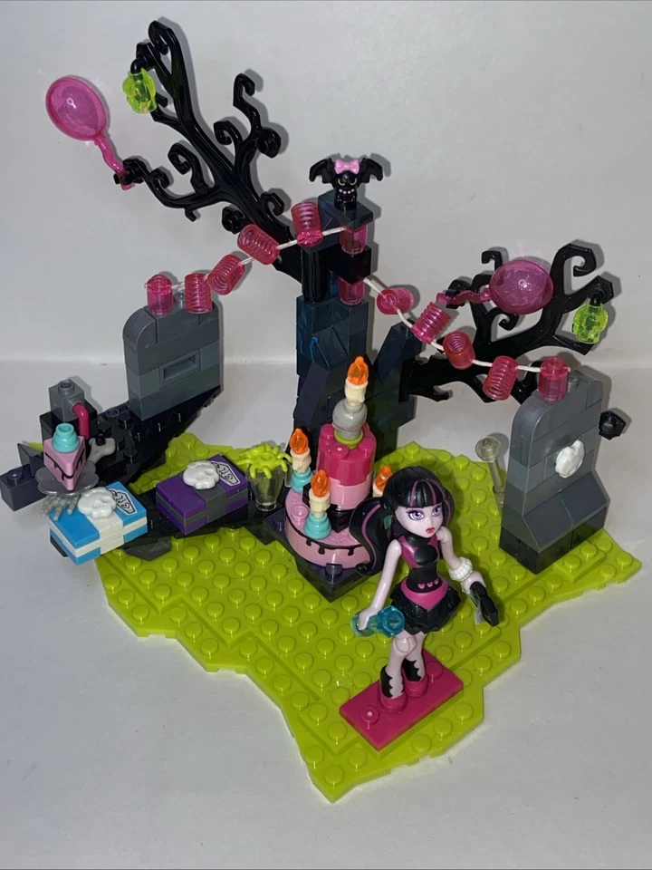 Mega Bloks 2015 Monster High Draculaura's Birthday Bash Play Set - Image 3 of 3