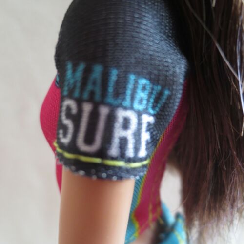 NEU! 2019 Barbie Sport Skipper Surfpuppe Nassanzug Badeanzug Schwimmtop Shorts - Bild 4 von 6