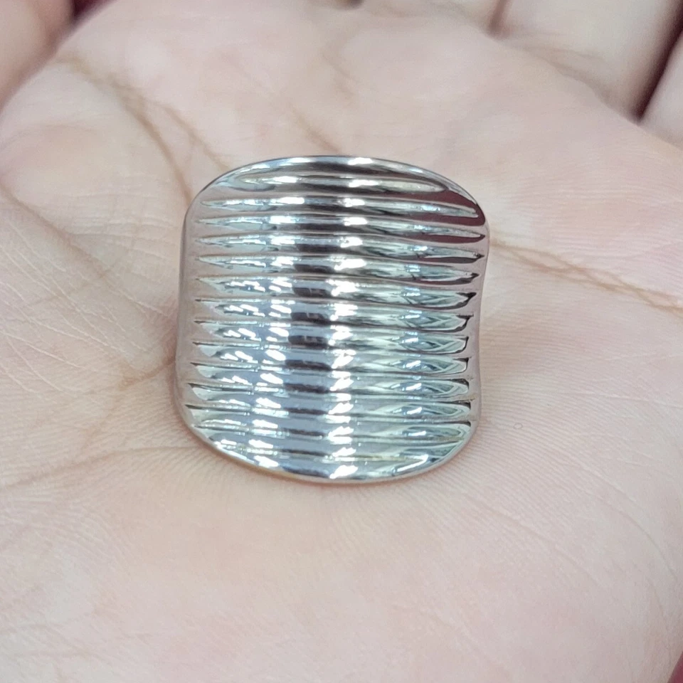 Anillo de diseño de silla acanalada de acero inoxidable QVC Steel by Design talla 8 Foto 2 de 4