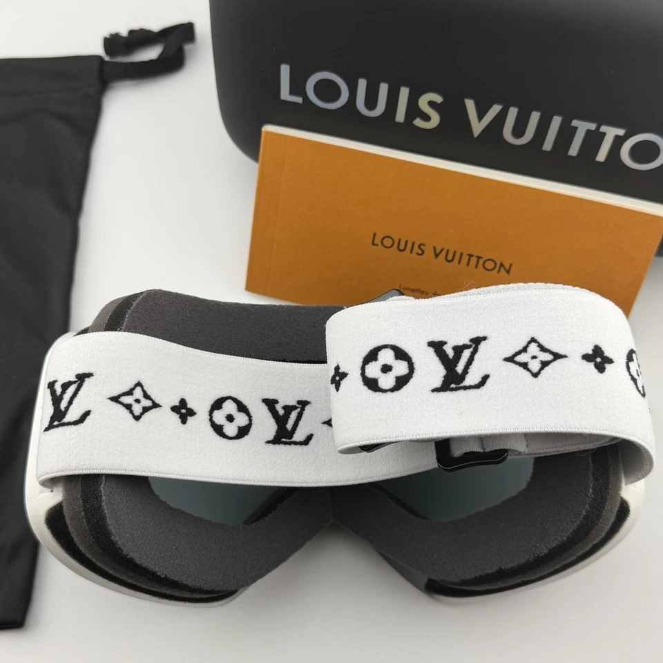 White LOUIS VUITTON, LV Snowfall Ski Mask Brand New Authentic - Image 2 of 4