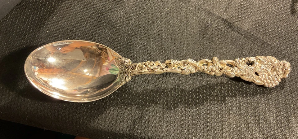 "Cuchara para servir Godinger Silver Art Co 11"" diseños de vid plato de plata vintage" Foto 4 de 4