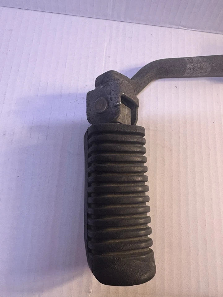 Yamaha XS 650 XS650 1977 estribo delantero izquierdo conductor con reposapiés de goma Foto 4 de 4