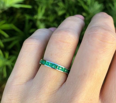 Laborgefertigter Bandring 2 kt Princess-Schliff Smaragd Kanalbesatz 14 K Weißgold-Finish