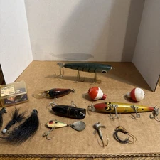 Large Lot Vintage Lures And Fishing Items   Lot E
