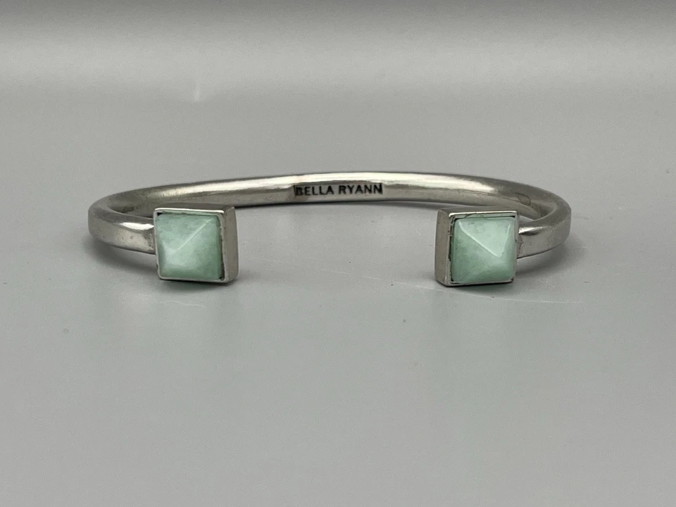 Brazalete Bella Ryann tono plata | Extremo abierto con piedras piramidales verdes menta Foto 4 de 4