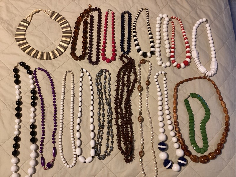 VINTAGE  BEADED NECKLACES LOT OF 19 PINKS GREEN WHITE PLASTIC PREOWNED