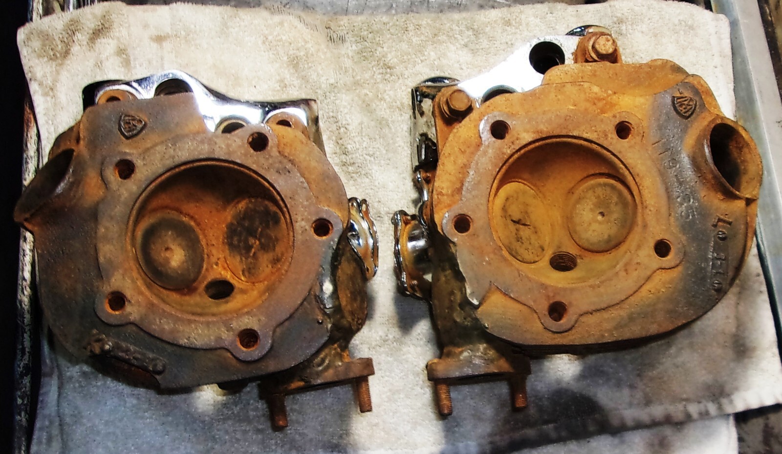 Harley KNUCKLEHEAD Dual Carb VINTAGE CYLINDER HEADS Front 1939, Rear