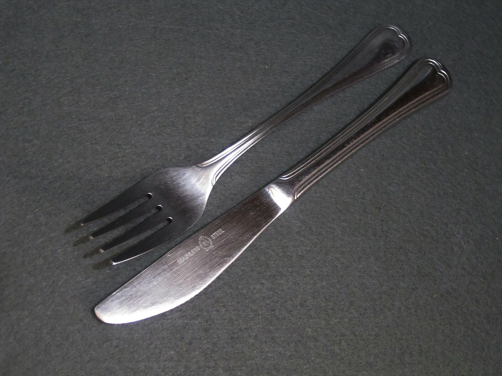 30 pcs Stainless 18/8 Sliverware Flatware 16 Dinner Forks & 14 Dinner Knives 