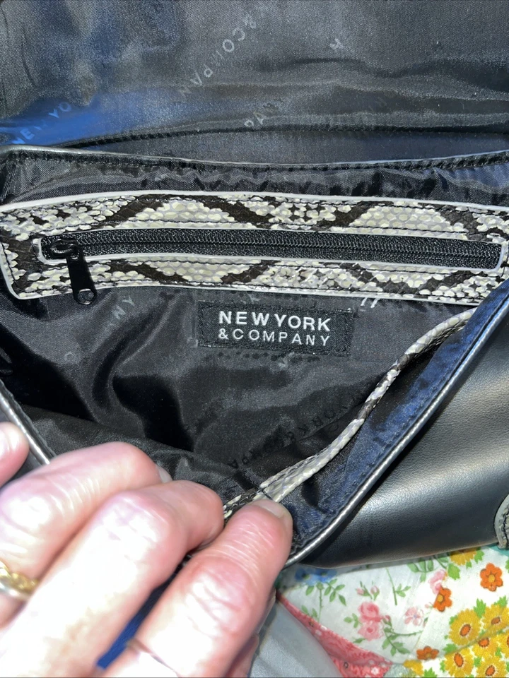 "Bolso de hombro New York & Company imitación cuero serpiente mezcla acento plateado H6x12x,5""" Foto 4 de 4