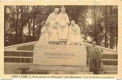 Old postcard - 29 - Pont l'Abbé - F. Bazin in front of his monument Aux Big