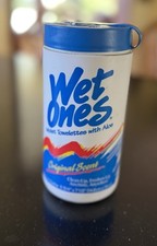 Conteneur original 1996 : Serviettes humides Wet Ones avec aloès. Certains à gauche.