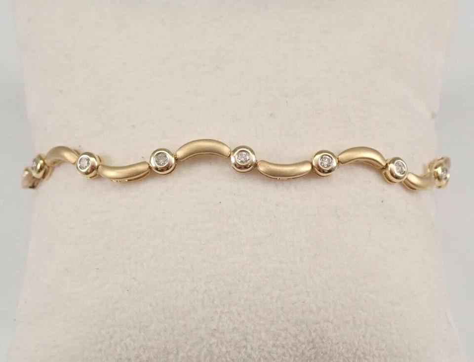 Conjunto de bisel de brazalete de tenis de diamantes enchapado en oro amarillo de 14K creado en laboratorio Foto 4 de 4