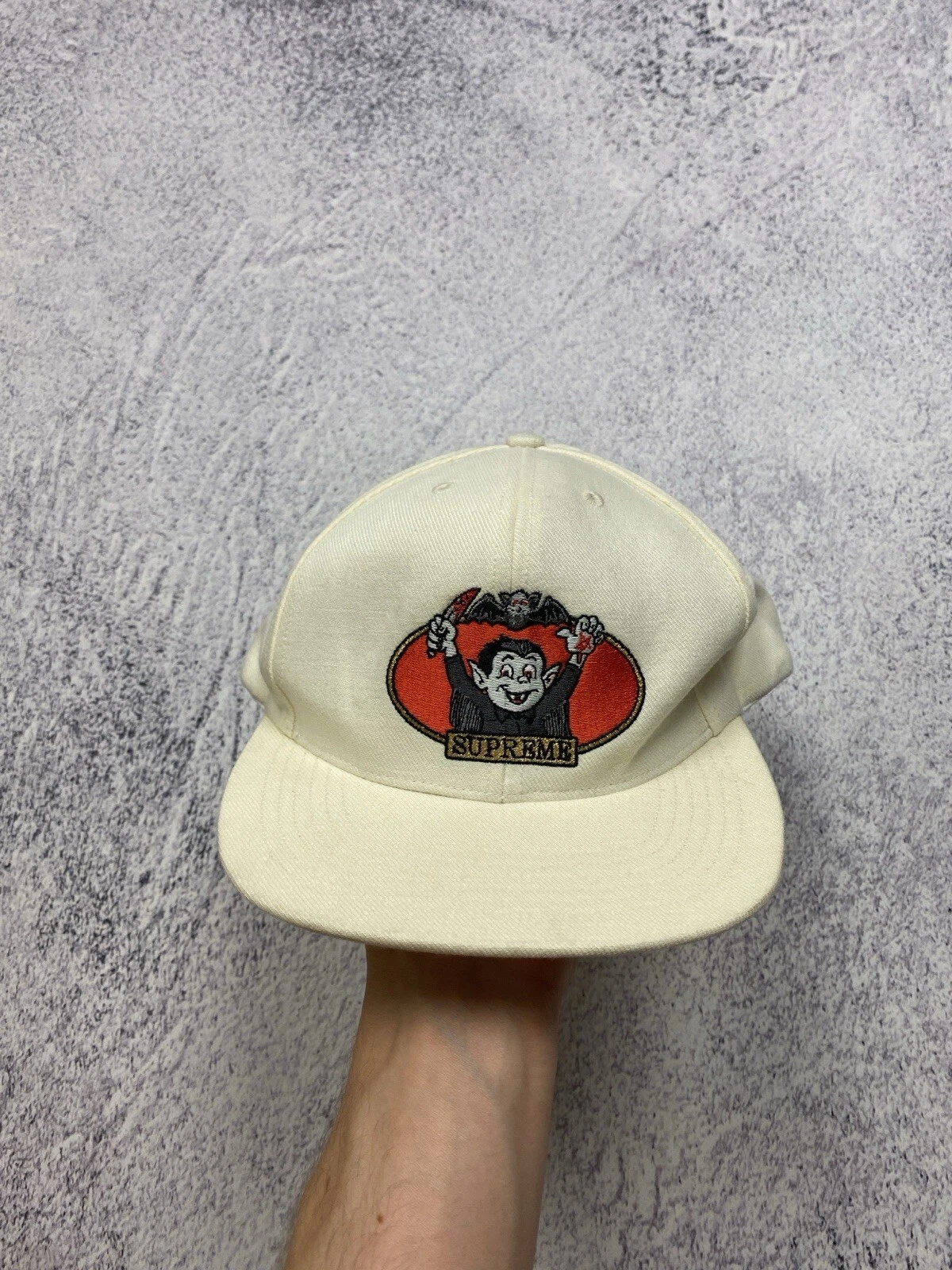 Casquette 6 panneaux Supreme Vampire Boy