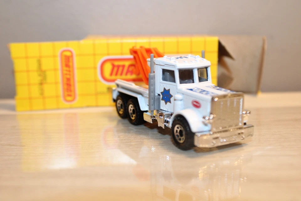 MATCHBOX MB61 PETERBILT WRECK POLICE TOW TRUCK NOS VINTAGE 1981 - Image 3 of 4