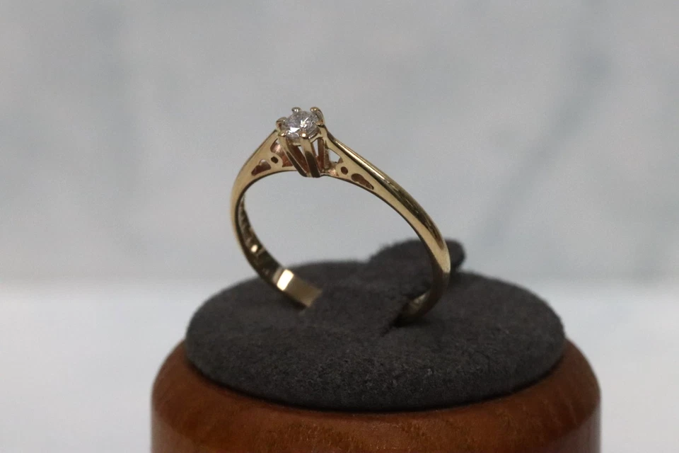 Anillo solitario de diamante de oro amarillo de 9 quilates - talla N3/4 - sello del Reino Unido Foto 2 de 4